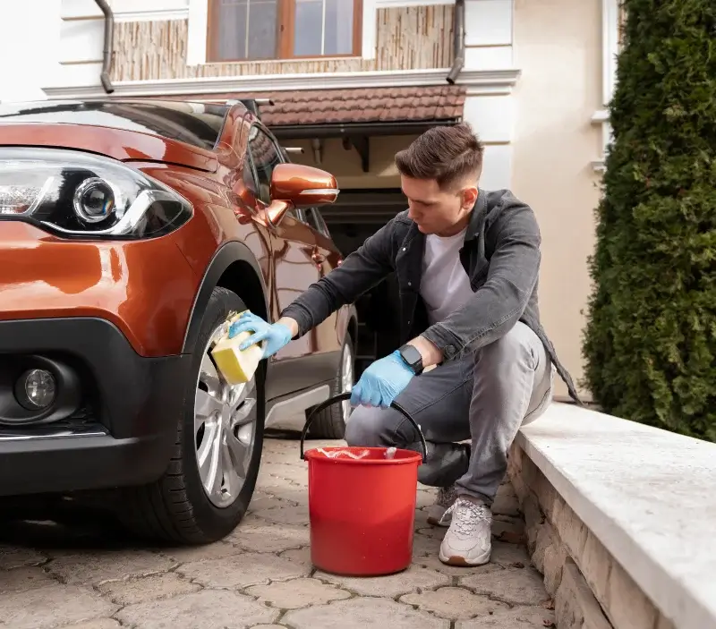 Lavage auto à domicile Drucourt : professionnel intervenant sur un véhicule